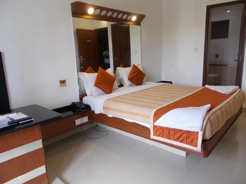 Lotus Comfort - A Pondy Hotel Puducherry Exterior foto