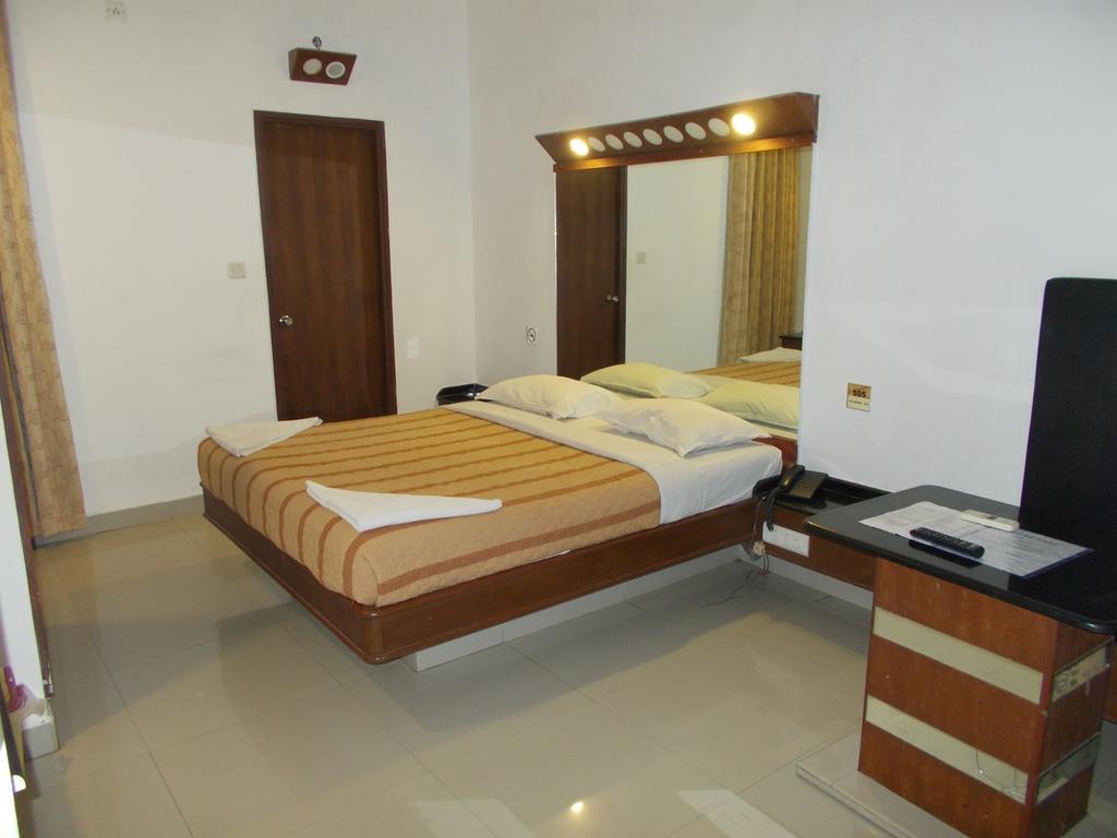 Lotus Comfort - A Pondy Hotel Puducherry Exterior foto